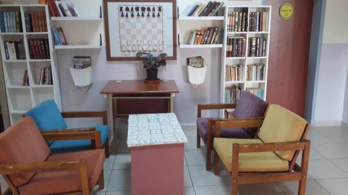 Okulumuzda KTS etkinlikleri kapsamında ana bina 2.katta satranç,kitaplık ve süreli yayınların bulunduğu Veli Kabul Mekanı oluşturulmuştur.