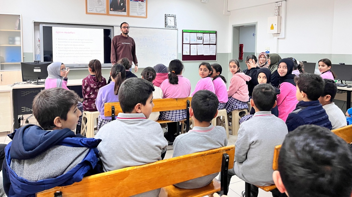 Turhal İlçe Sağlık Müdürlüğü Tarafından OKulumuzun 5. Sınıf Öğrencilerine Yönelik 'Sağlıklı Beslenme' Konulu Bilgilendirme Semineri Yapıldı.